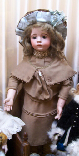#19 A Marque Paris Doll Museum